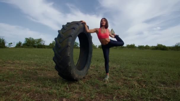 Outdoor Workout Sportliche Frau Die Körperliche Übungen Mit Einem Reifen — Stockvideo