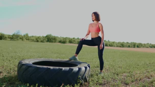 Venkovní Cvičení Atletická Žena Zapojena Fyzického Cvičení Pneumatikou Síla Vytrvalost — Stock video