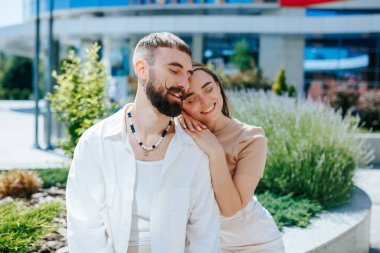 Kafkasyalı bir çiftin portresi. Açık havada derinden bağlı ve neşeli. Gerçek İnsanlar, Gerçek Aşk Genç Çiftler Dışarıda Gülüyor