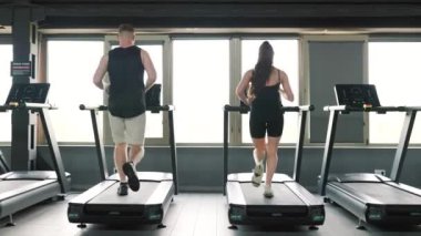 Geçmişe dönüp baktığımızda genç Amerikan çifti sağlıklı ve aktif bir yaşam tarzının reklamını yapıyorlar. Kafkas ve İspanyol Fitness Spor Kültürü Koşu bandını Kucaklıyor,