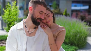 Kafkasyalı bir çift, mutluluk ve romantizm dolu, açık havada çekilmiş bir portre. Mutlu genç çift açık havada birlikte gülüyor.