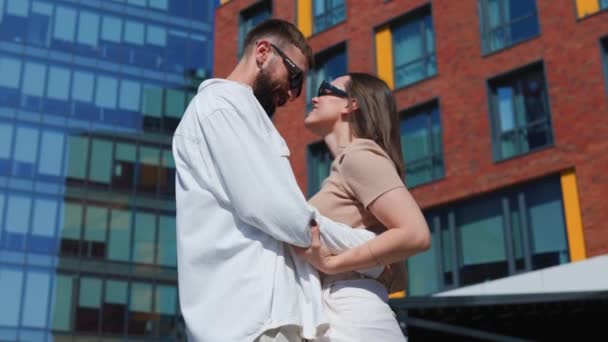 快乐的年轻夫妇在户外拥抱 白种人夫妇在户外共笑的肖像 — 图库视频影像