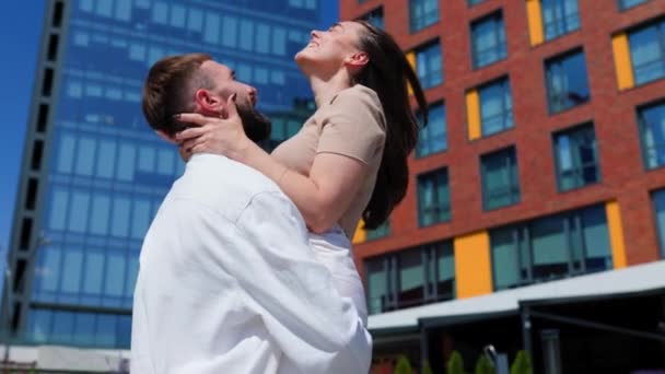 Ένα Αξιαγάπητο Ζευγάρι Γυναίκα Και Άντρας Αγκαλιάζονται Θερμά Ένα Υπαίθριο — Αρχείο Βίντεο