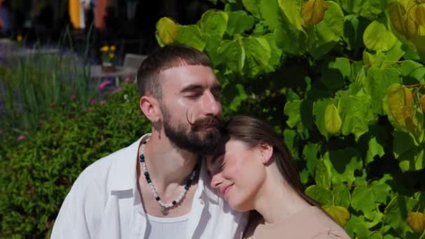 一对有爱心的夫妇的画像 男人和女人在外面笑着 爱情在户外 年轻夫妇在肖像中拥抱 — 图库视频影像