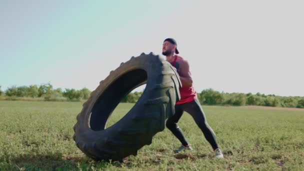 Midt Intens Treningsøkt Takler Denne Muskuløse Mannen Utfordrende Utendørs Trening – stockvideo