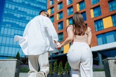 Bu büyüleyici görüntü, birbirine aşık genç bir çifti, açık havada geçirdikleri büyük mutluluğu ve romantik bağlarını gözler önüne seriyor..