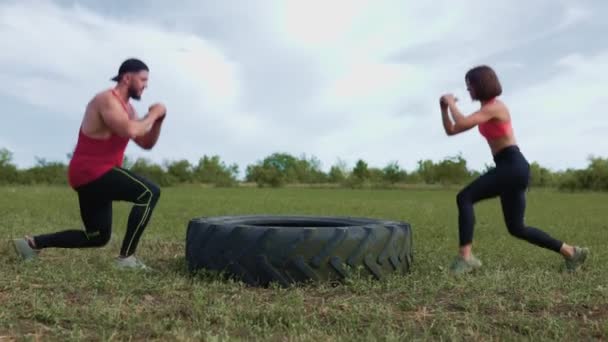 Energetyczne Kobieta Mężczyzna Atleta Wykonywanie Ćwiczeń Fizycznych Opony Plenerze Flipping — Wideo stockowe