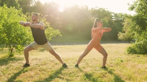 健康的生活方式 积极的男人和女人锻炼 年轻的小两口儿在日出时晨练 运动精神 — 图库视频影像