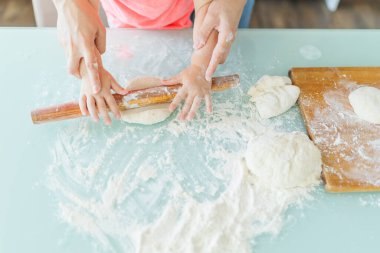 Bir anne ve kızın mutfaktaki mutluluğuna el ele tutuşup hamuru hazırlamak ve ailenin tatlılığını paylaşmak. Değerli Anlar Anne ve Kızları Doughy