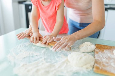 Aile hayatının özünü kapatır, bir anne ve kızı hamuru birlikte hazırlar, güzel anılar için bir tarif oluştururlar. Mutfak Bağlantıları Bir Anne ve Kızları Aile İçi Para İlişkisi