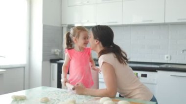 Evin kalbinde, bir anne ve kız özel bir anı paylaşıyor hamuru hazırlıyor, aile bağlarını mutfakta dokuyor..
