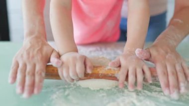 Mutfak, genç bir anne ve kızının neşe içinde hamuru hazırlarken ve aile birliği serpiştirirken sahne alacak..