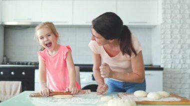 Bir anne ve kızın mutfakta bir araya gelip hamuru hazırlayıp aileyi kutlaması çok güzel bir aile eğlencesi. Anne ve Kızların Mutfakta Aile İçi Bağlanma Tatlılığı