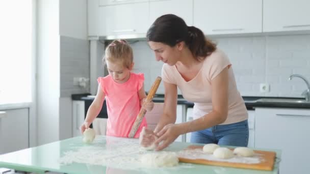 Una Encantadora Escena Doméstica Dúo Madre Hija Cocina Preparando Masa — Vídeo de stock