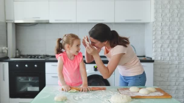 Diversión Cocina Ocupa Centro Del Escenario Cuando Una Madre Joven — Vídeo de stock