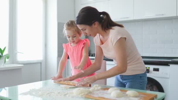 Felicidade Doméstica Capturou Uma Mãe Sua Filhinha Cozinha Preparando Massa — Vídeo de Stock