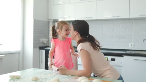 Corazón Casa Una Madre Hija Comparten Momento Especial Preparando Masa — Vídeo de stock
