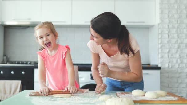 Piękny Pokaz Radości Domowej Matka Córka Zespołowo Kuchni Przygotowując Ciasto — Wideo stockowe