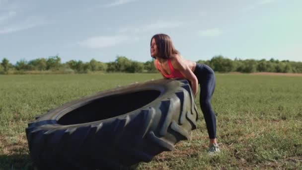 Mujer Fitness Levantar Una Rueda Aire Libre Durante Entrenamiento Intenso — Vídeos de Stock