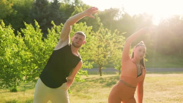 户外运动适合夫妇练习体操 运动健美 运动健美 运动精神 — 图库视频影像