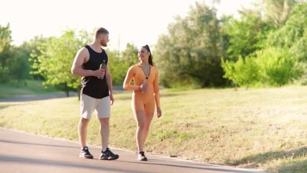 Twee Atleten Gekleed Sportkleding Staan Buiten Hebben Een Gesprek Ontspannen — Stockvideo