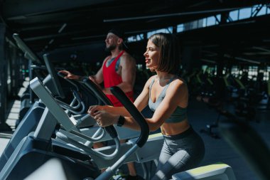 Atletik bir çift, bir erkek ve bir kadın, sağlıklı bir yaşam tarzı için birlikte egzersiz yapmanın öneminin altını çizerek ortak bir antrenmana giriyorlar.