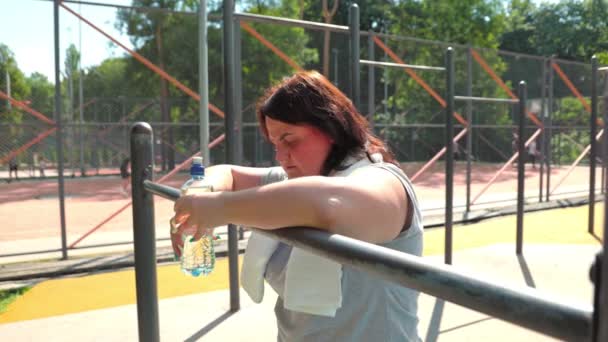 Una Mujer Con Sobrepeso Estadounidense Disfruta Del Aire Libre Después — Vídeo de stock