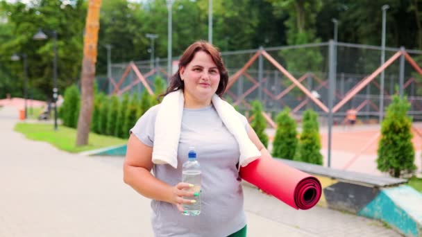 Stralend Geluk Glimlacht Een Vrouw Met Overgewicht Een Training Buitenlucht — Stockvideo