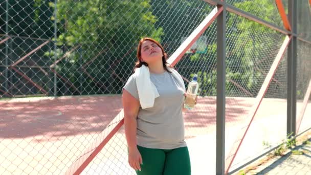 Žena Dobré Velikosti Američanka Vezme Chvíli Volno Aby Napila Vodou — Stock video