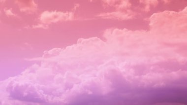 Canlı renklerle boyanmış dramatik ve soyut bir gökyüzüne dalın kendinizi. Renkli İklim Gökyüzünün Hareketli Görkemli Zaman Hızı