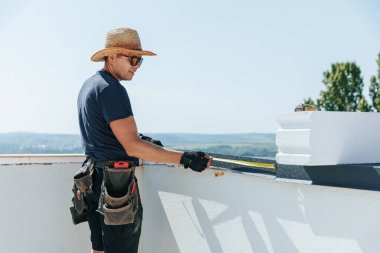 Kendini işine adamış bir zanaatkârın mesleği. Bir İnşaatçı Çok Çalışırsa Öder