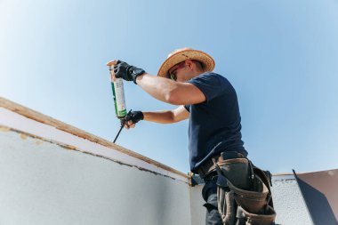 Bir zanaatkar alanda uzmanlığını sergiliyor. İnşaat Sanayii Profesyoneli