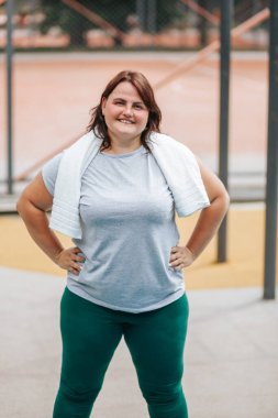 Burada spor giyim tarzında, sportif ve formda bir yaşam tarzının ruhunu somutlaştıran büyük boy bir birey tasvir ediliyor. Bu gerçek insan kilo verme yolculuğundan sonra kendine güven ve mutluluk yayar..