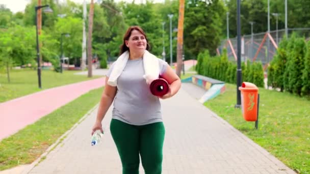 Eine Fröhliche Size Frau Die Sich Einem Gesunden Lebensstil Verpflichtet — Stockvideo