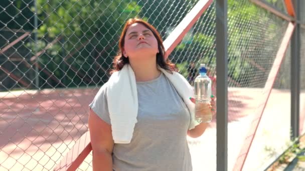 Una Mujer Obesa Caucásica Toma Respiro Aire Libre Después Intenso — Vídeos de Stock