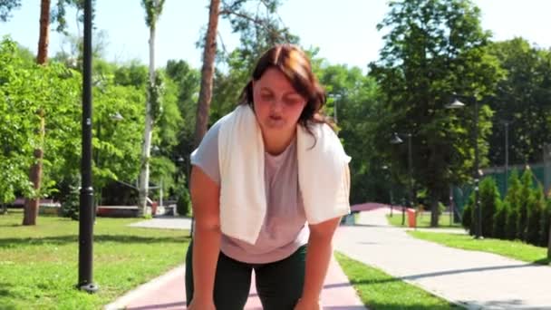Entrenamiento Aire Libre Mujer Talla Grande Retrato Una Mujer Obesa — Vídeo de stock