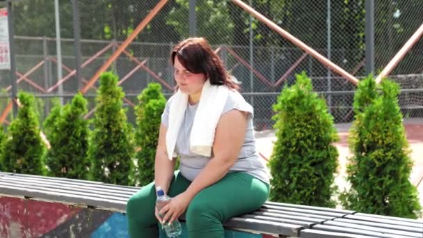 Retrato Una Mujer Americana Talla Grande Ropa Deportiva Tomando Descanso — Vídeo de stock