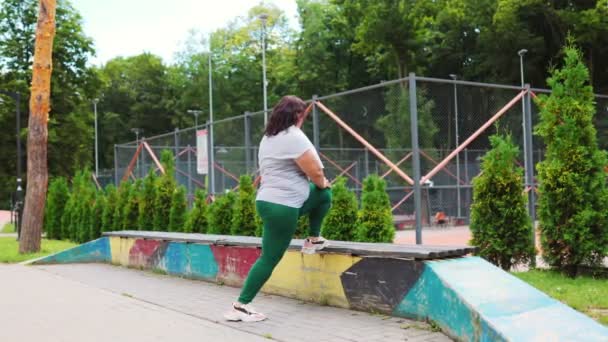 运动服和决心是运动成功的完美结合 伸展的力量加上女性的体形走向健康的旅程 — 图库视频影像
