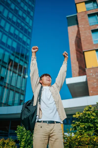 Κάθετη Βολή Ένας Ασιάτης Κορεάτης Μαθητής Γιορτάζει Νίκη Του Εξωτερικούς Εικόνα Αρχείου