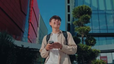 Çevrimiçi Smartphone, Açık Hava Diyaloğu 'nda Memnuniyetle Gülümseyen Mutlu Öğrenci. Çevrimiçi Etkileşimde Bulunan Ergen Çocuk