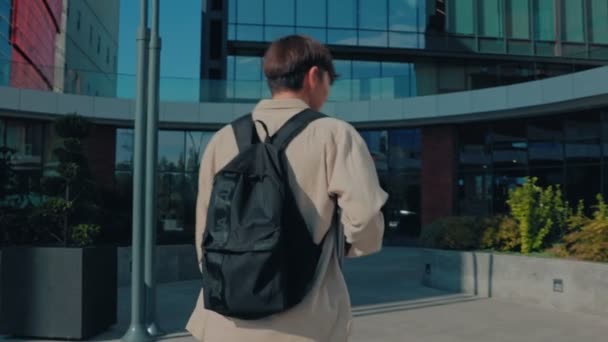 Herzen Des Universitätsgartens Portrait Ein Fleißiger Asiatischer Student Fuß Rucksack — Stockvideo