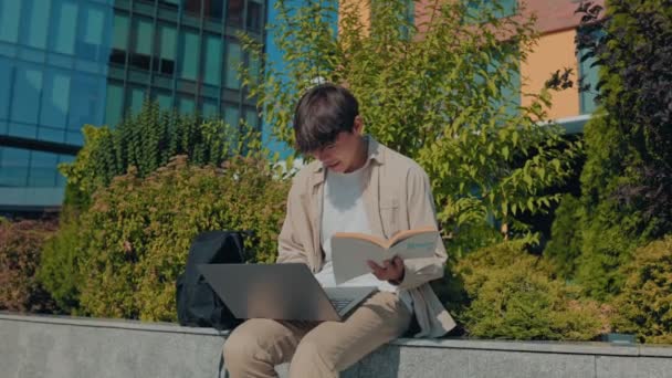 一个年轻的亚裔韩国人坐在公园的长椅上 用功读书 专心致志地看书 他对教育的承诺体现在 — 图库视频影像