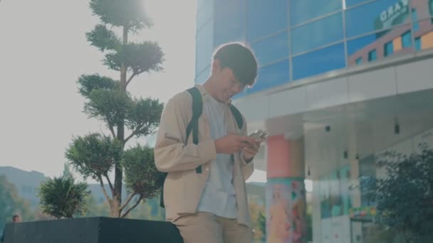 Портрет Азиатского Подростка Радостно Чатящегося Онлайн Мобильном Телефоне Довольный Корейский — стоковое видео