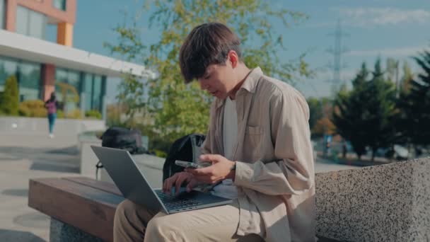 Молодой Целеустремленный Азиат Кореец Самоотверженный Студент Погруженный Свой Ноутбук Усердно — стоковое видео