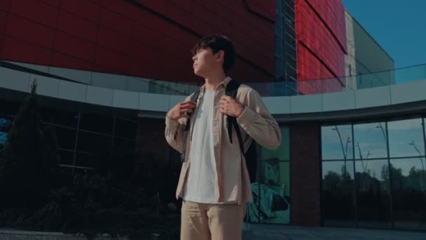 Inmitten Des Urbanen Campus Taucht Ein Entschlossener Asiatischer Student Bereit — Stockvideo