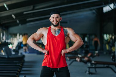 Bu spor salonu yaşam tarzı portresinde gülümseyen genç bir erkeğin ön görünüşü kaslı bir vücudu ve forma olan bağlılığını gözler önüne seriyor. Sağlıklı Yaşam Tarzı Bir Adamın Sağlık Portresi