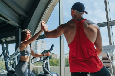 Sıkı bir çalışmadan sonra arkadaşlar birlikte kutlama yapıyor. Spor salonunda Spor Eşleri Bir Zafer Anı Paylaşıyorlar, İki Egzersiz Birleştirmesi