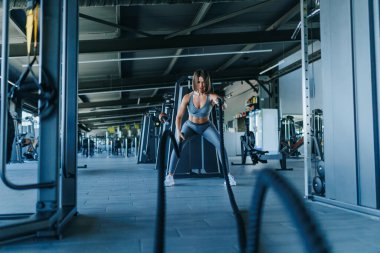 Spor salonundaki kapalı oturumlar, sporcuların ve genç yetişkinlerin de dahil olduğu çeşitli bir grup insanı bir araya getiriyor..