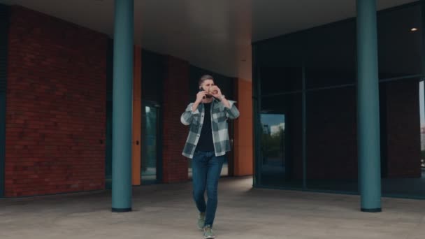 Seriøst Udseende Ung Skægget Mand Walking Diskuterer Noget Sin Smartphone – Stock-video