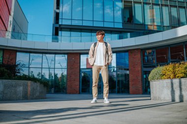 Hareketli üniversite kampüsünün kalbinde, kendini adamış Koreli bir öğrenci, okul çantası kentin arka planına karşı eğitimin sınırsız olanaklarını araştırıyor..